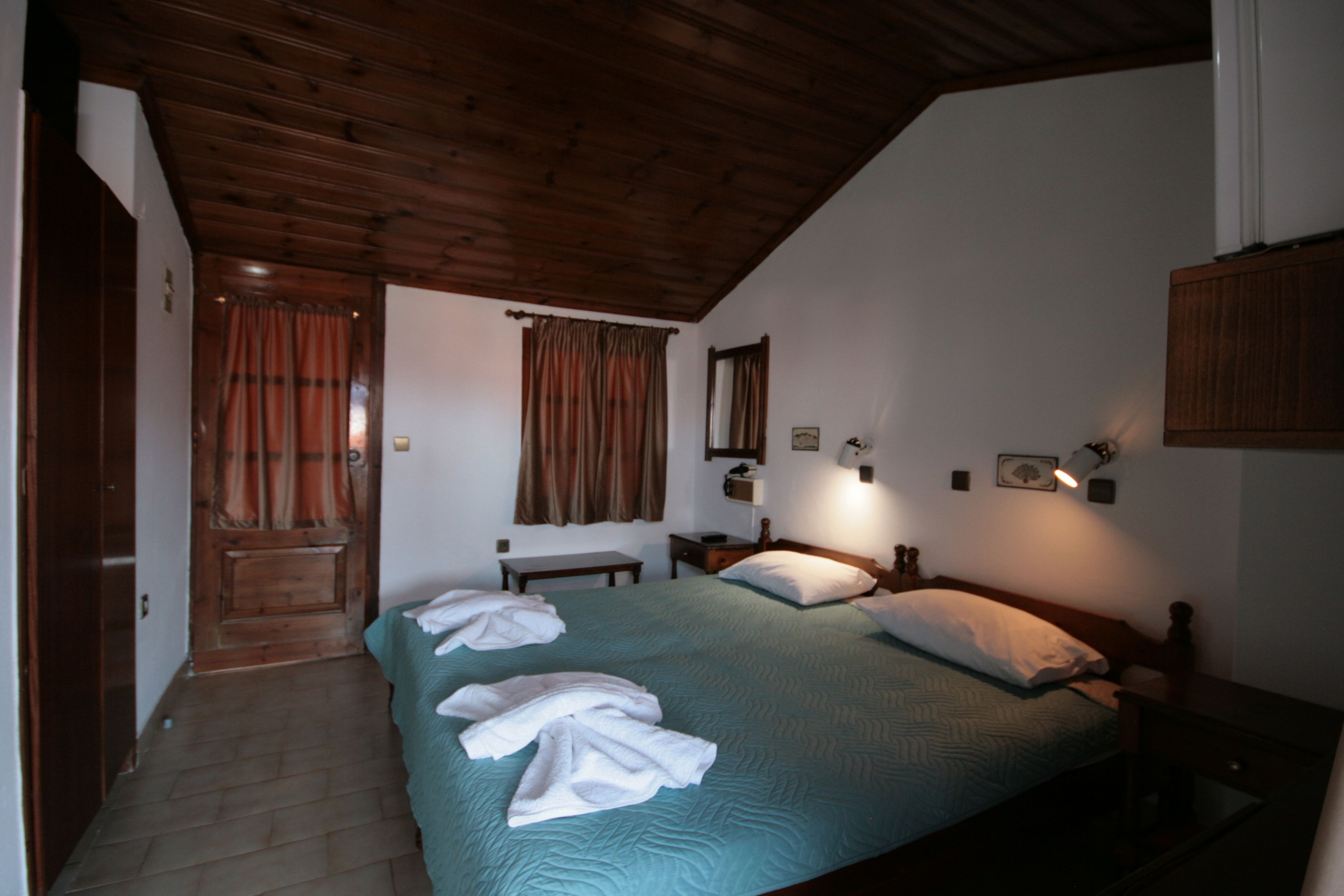 minibar, in-room safe, free wifi, bed sheets