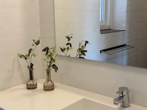 Shower, eco-friendly toiletries, hair dryer - Tollundgaard Golf Park (Silkeborg)