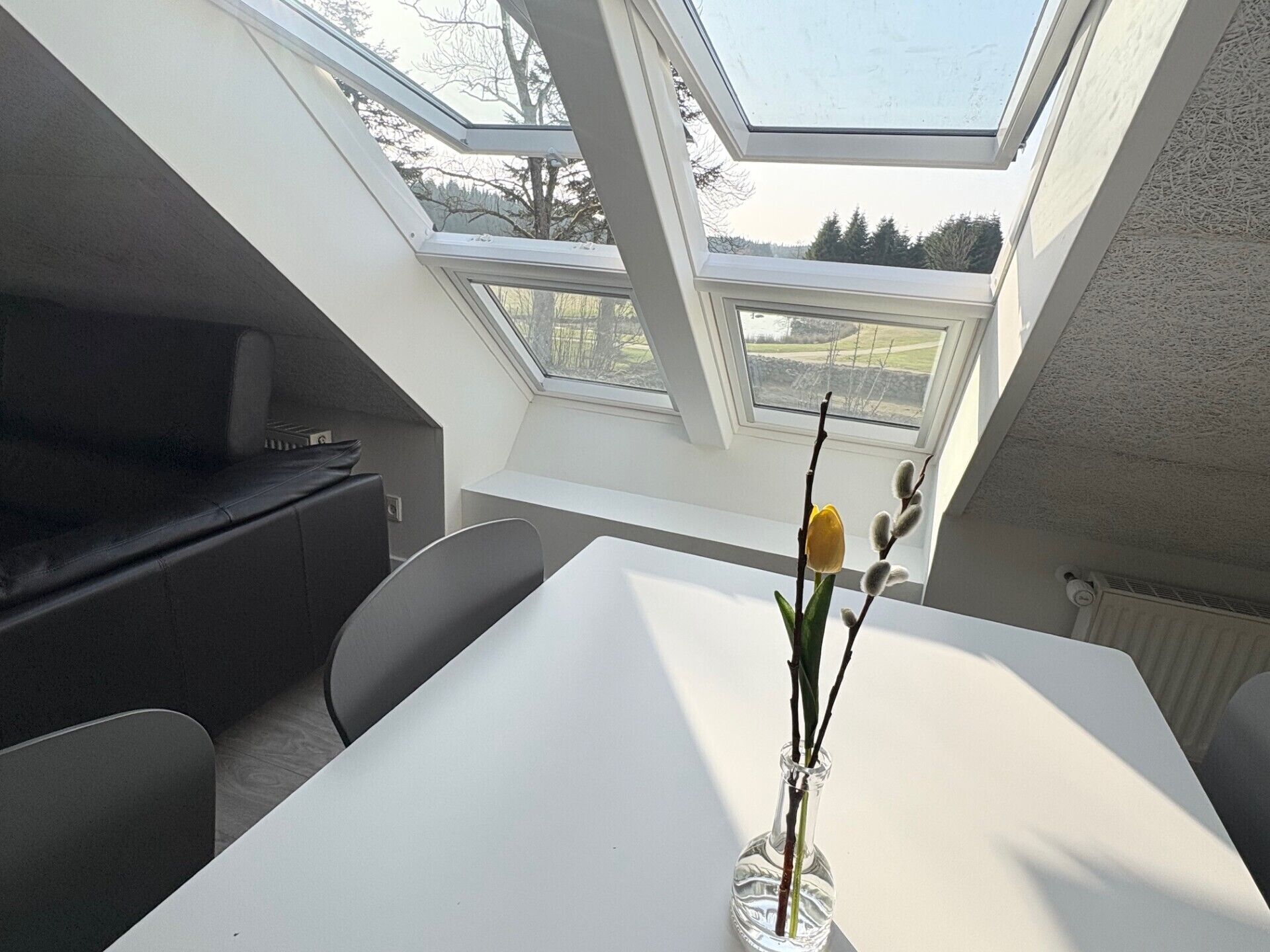 ملاءات للفراش لا تسبب الحساسية وتجهيزات عازلة للصوت ومكواة/لوح كي