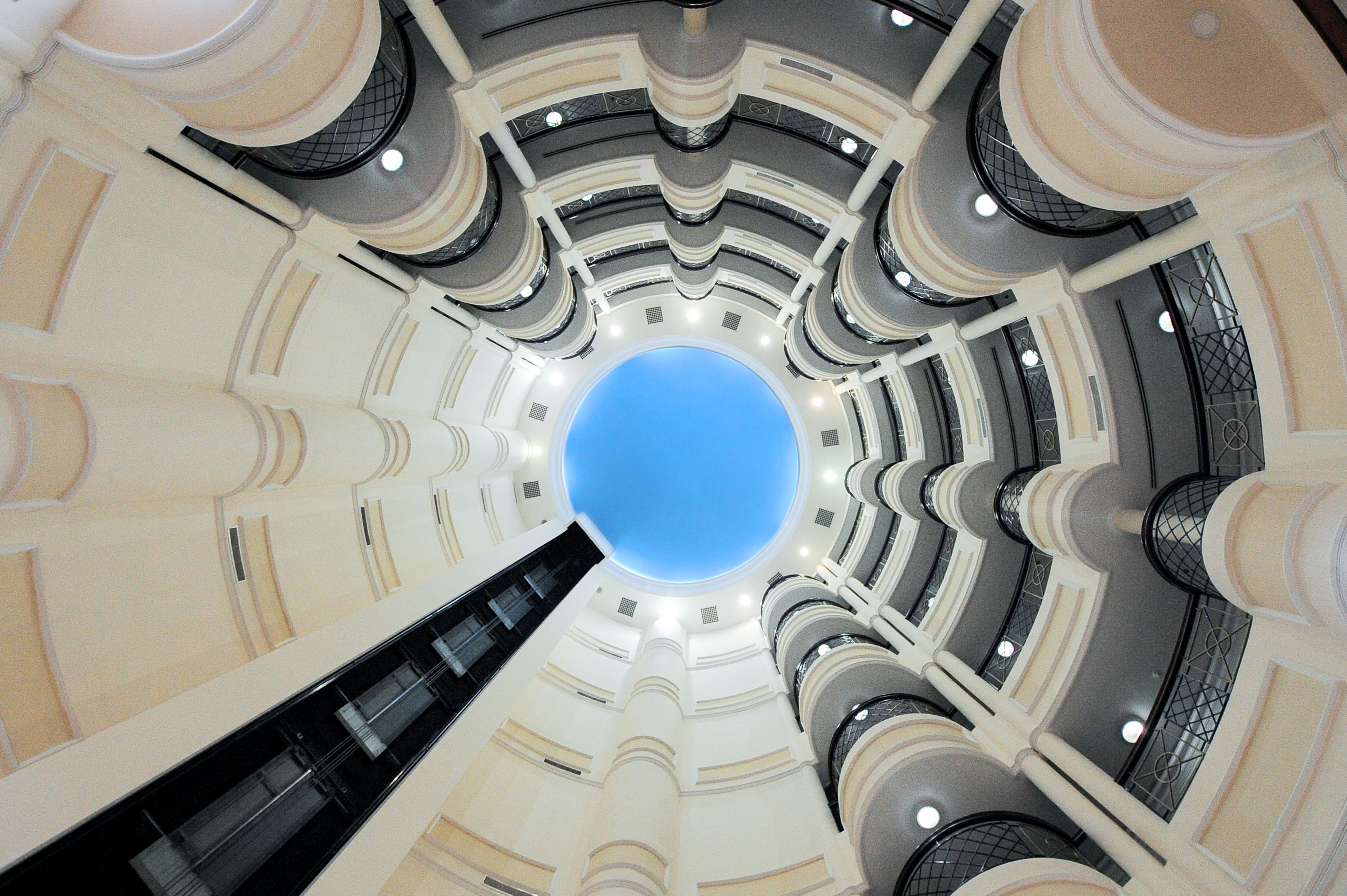 Un atrium de diversos nivells amb un lucern central i nombroses galeries.