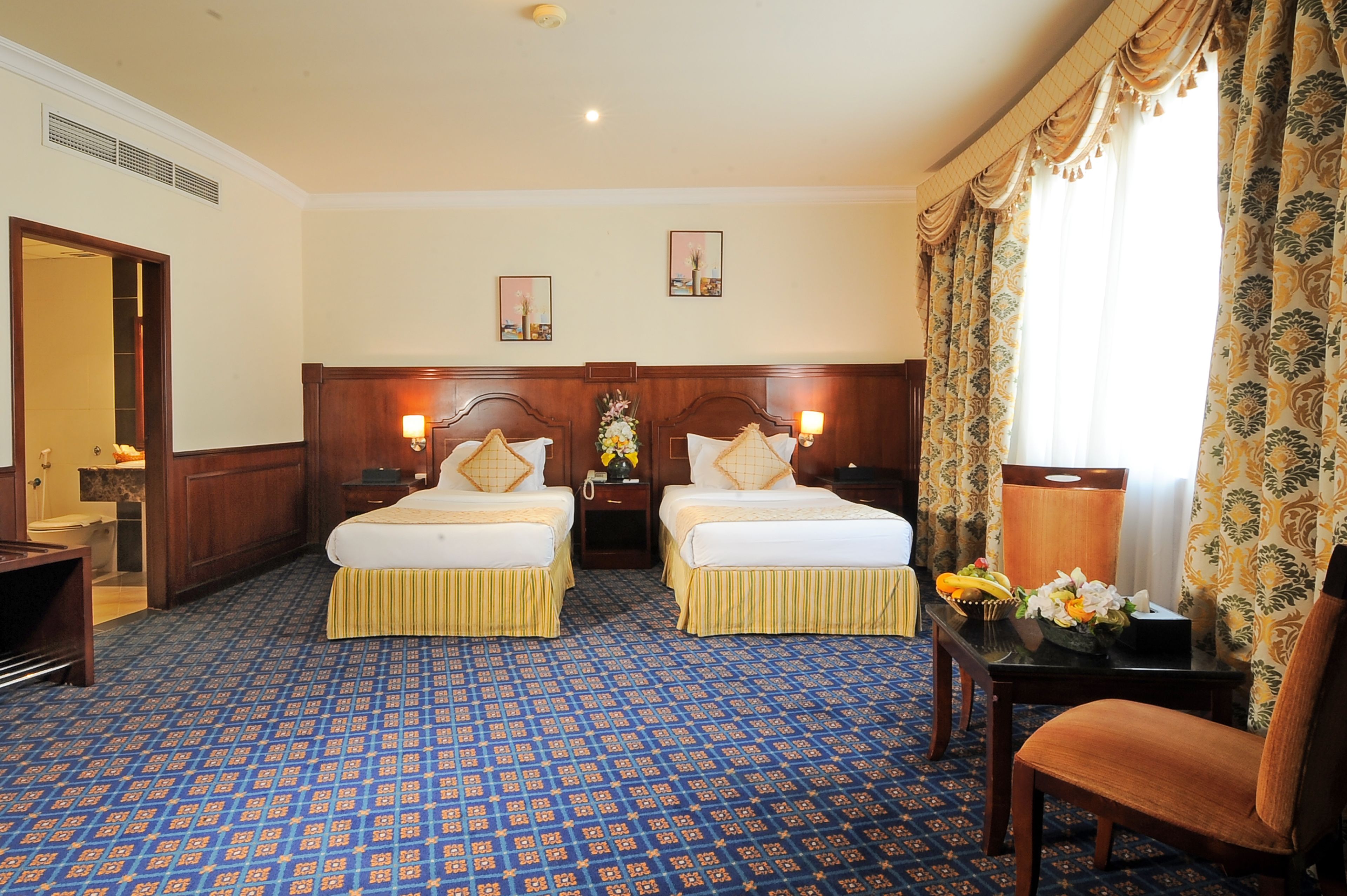 Deluxe Twin (Double Occupancy) | Minibar, safe på rommet, individuelt innredet og skrivebord