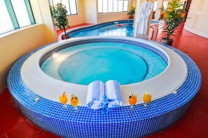 Indoor pool, pool loungers - Ramee California Juffair (Manama)