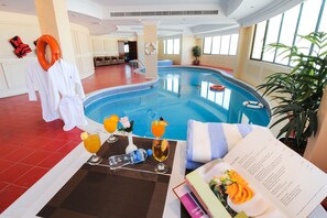 Indoor pool, pool loungers - Ramee California Juffair (Manama)