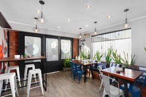 Se sirven desayunos, comidas, cenas y cocina regional