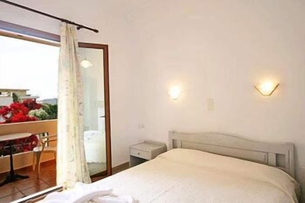 one bedroom apartment for 4 people | in-room safe, free wifi