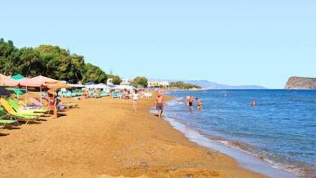 A beach with sun loungers and umbrellas, a clear sky, and a calm sea. - Anniko (Chania)