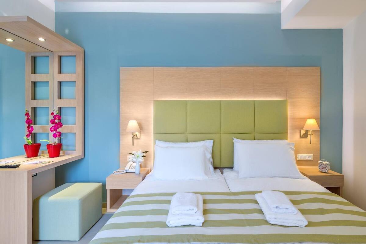 Premium bedding, in-room safe, soundproofing, WiFi (free)