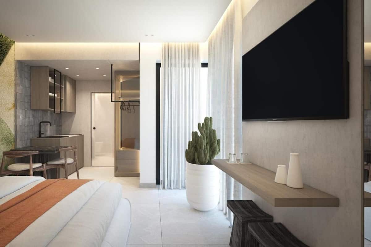 Premium bedding, in-room safe, soundproofing, WiFi (free)