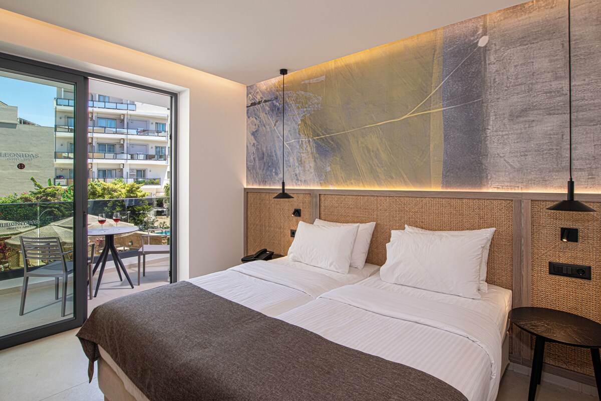 Deluxe Studio | Premium bedding, in-room safe, soundproofing, WiFi (free)