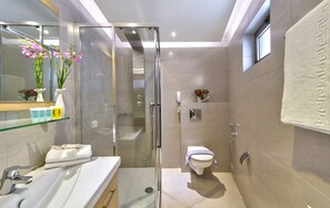 Pengering rambut, bidet, tuala disediakan 