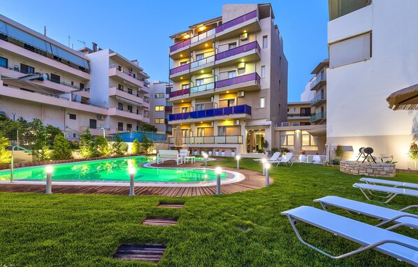 Seasonal outdoor pool, pool umbrellas, sun loungers