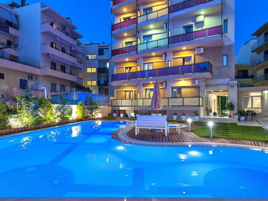 Una piscina al aire libre de temporada, sombrillas