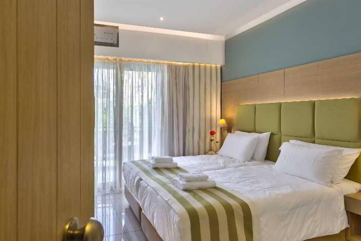 Premium bedding, in-room safe, soundproofing, free WiFi