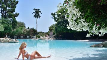 3 piscines extérieures, parasols de plage, chaises longues