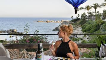 8 restaurantes, se sirven comidas, cenas y cocina internacional