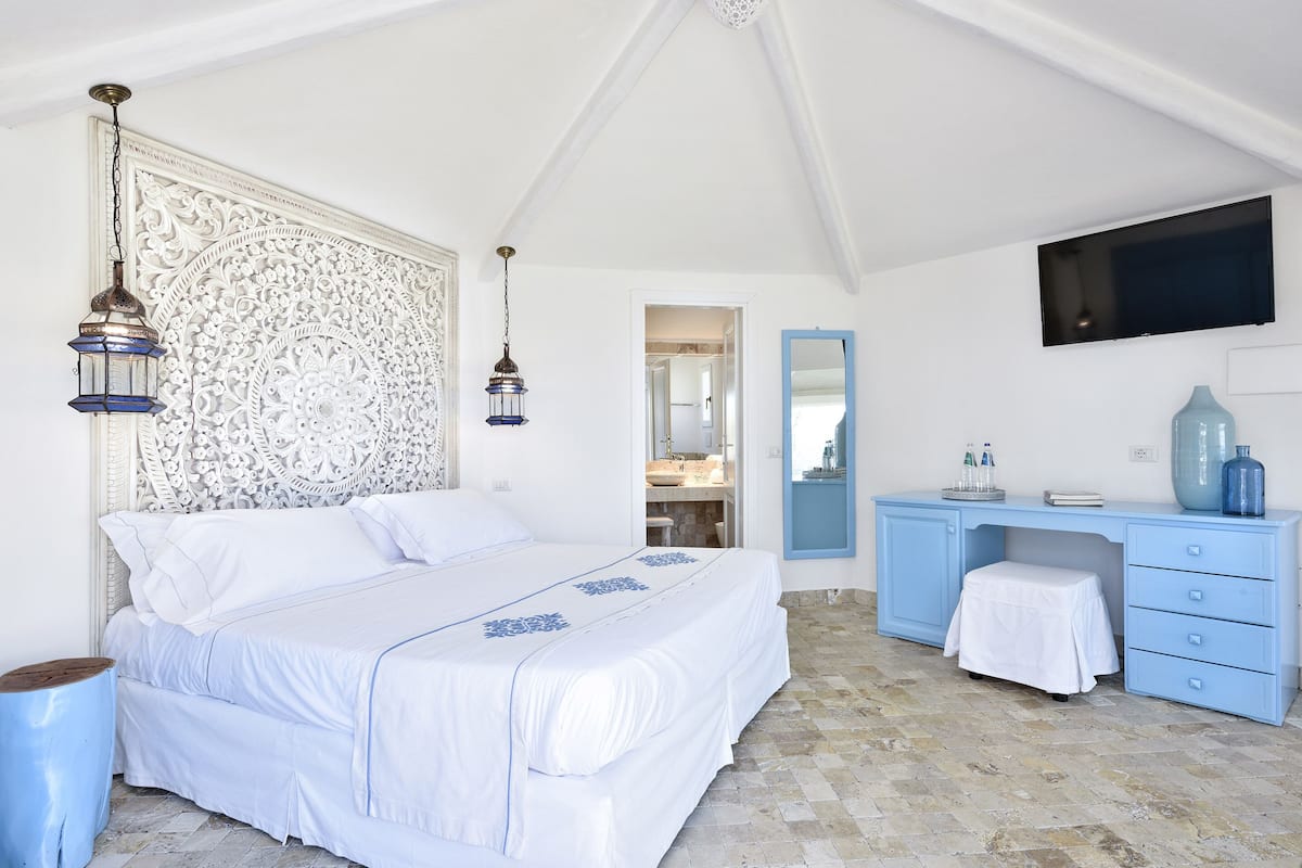 Klassieke kamer, uitzicht op zee | Een minibar, een kluis op de kamer, individueel gemeubileerd