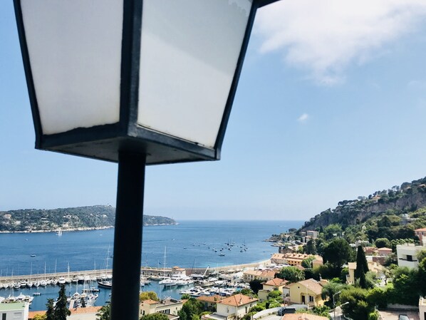 Une ville côtière dotée d’un port de plaisance, de bâtiments et offrant une vue dégagée sur la mer.