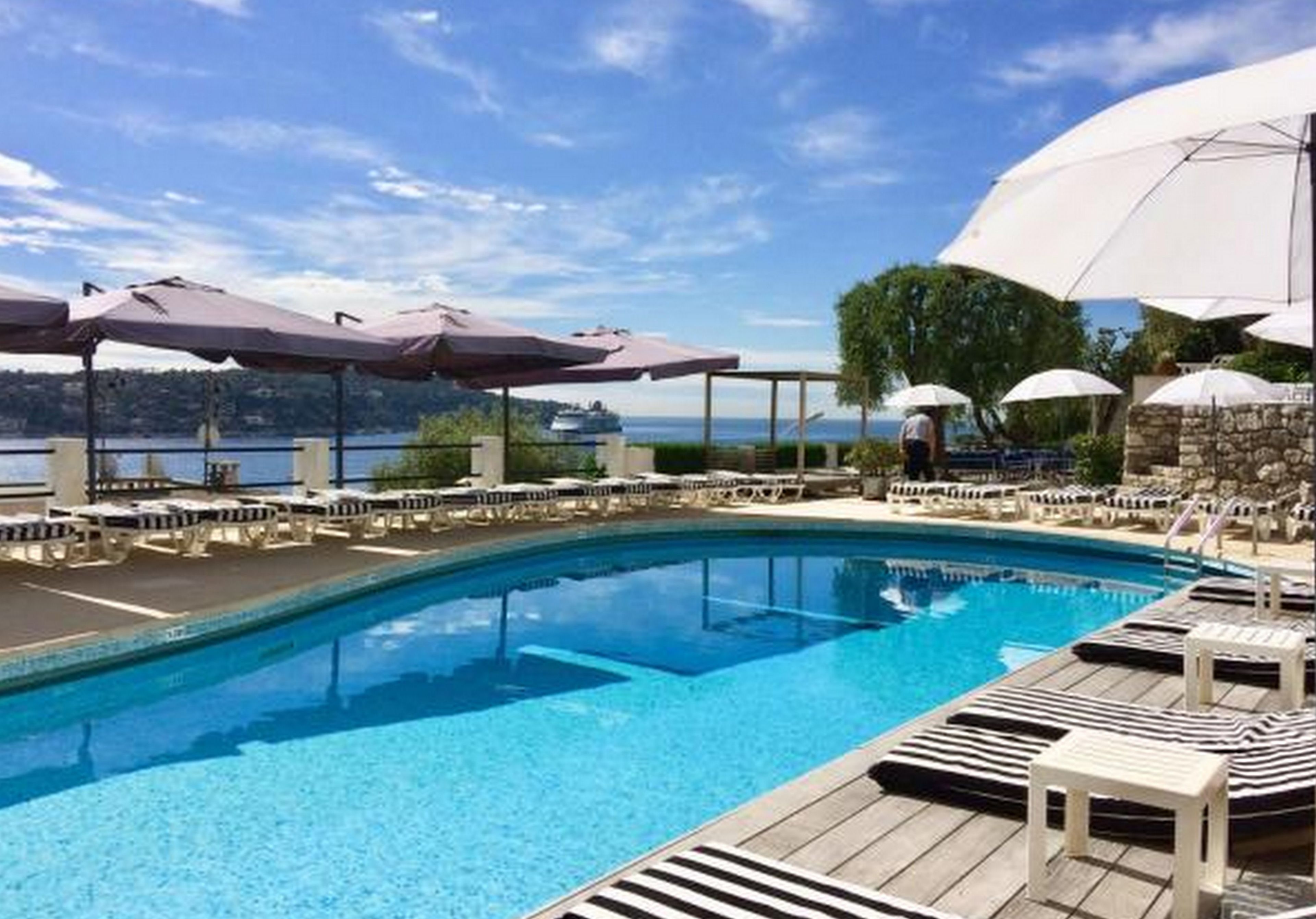 Piscine extérieure, parasols de plage, chaises longues