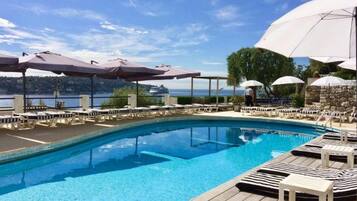 Piscine extérieure, parasols de plage, chaises longues