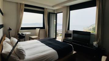 Suite familiar, habitaciones conectadas, vista al mar | Caja de seguridad en la habitación, wifi gratis y ropa de cama