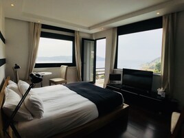 Suite familiar, habitaciones comunicadas, vistas al mar | Caja fuerte, wifi gratis, ropa de cama