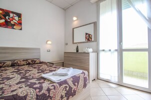 Una cassaforte in camera, una scrivania, ferro/asse da stiro