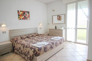 Caja de seguridad en la habitación y escritorio 