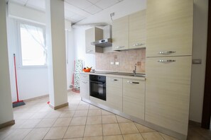 Apartment, 1 Bedroom (4 persone) | Private kitchenette | Fridge, microwave, oven, stovetop