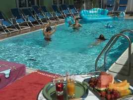 Piscina stagionale all'aperto, lettini