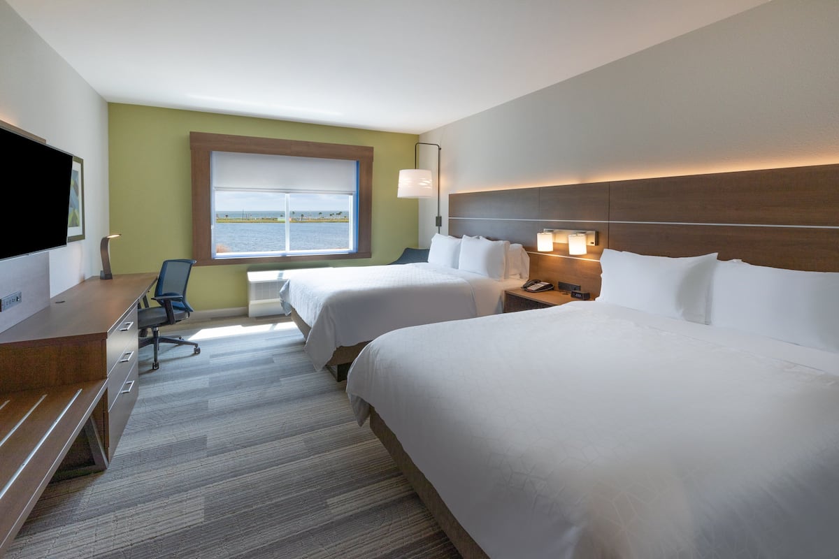 Chambre Standard, 2 grands lits | Bureau, fer et planche à repasser, lits bébé (gratuits)