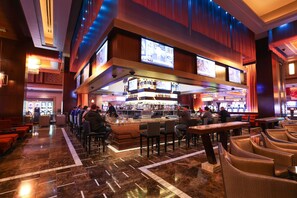 8 bars/lounges, een poolbar