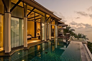 Outdoor pool, pool loungers - Banyan Tree Samui (Koh Samui)