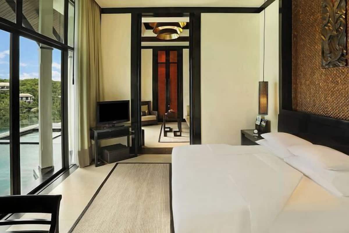 1 bedroom, premium bedding, free minibar items, in-room safe