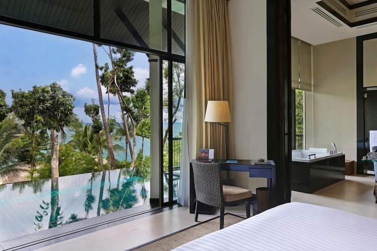 1 bedroom, premium bedding, free minibar items, in-room safe