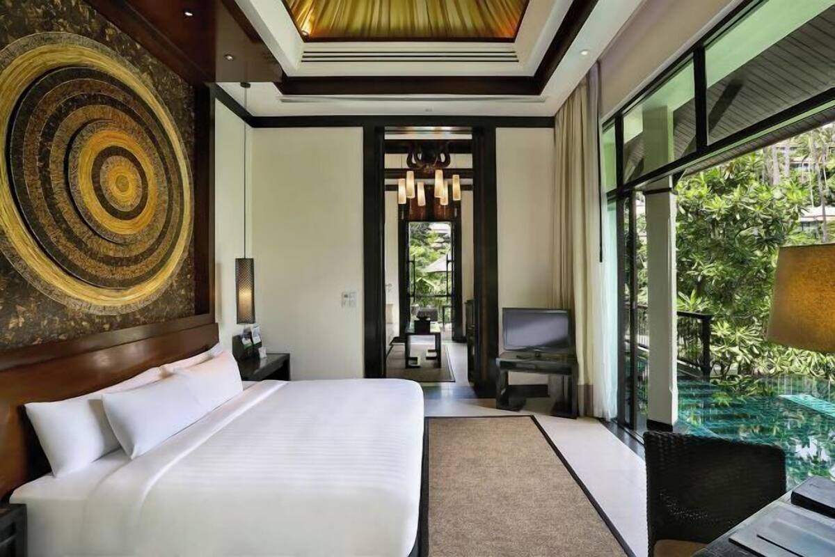 Premium bedding, free minibar items, in-room safe, desk