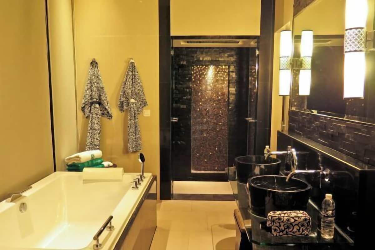 Separate bathtub and shower, rainfall showerhead, free toiletries