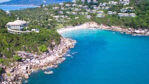 A coastal resort with multiple villas, a beach, and rocky shoreline. - Banyan Tree Samui (Koh Samui)
