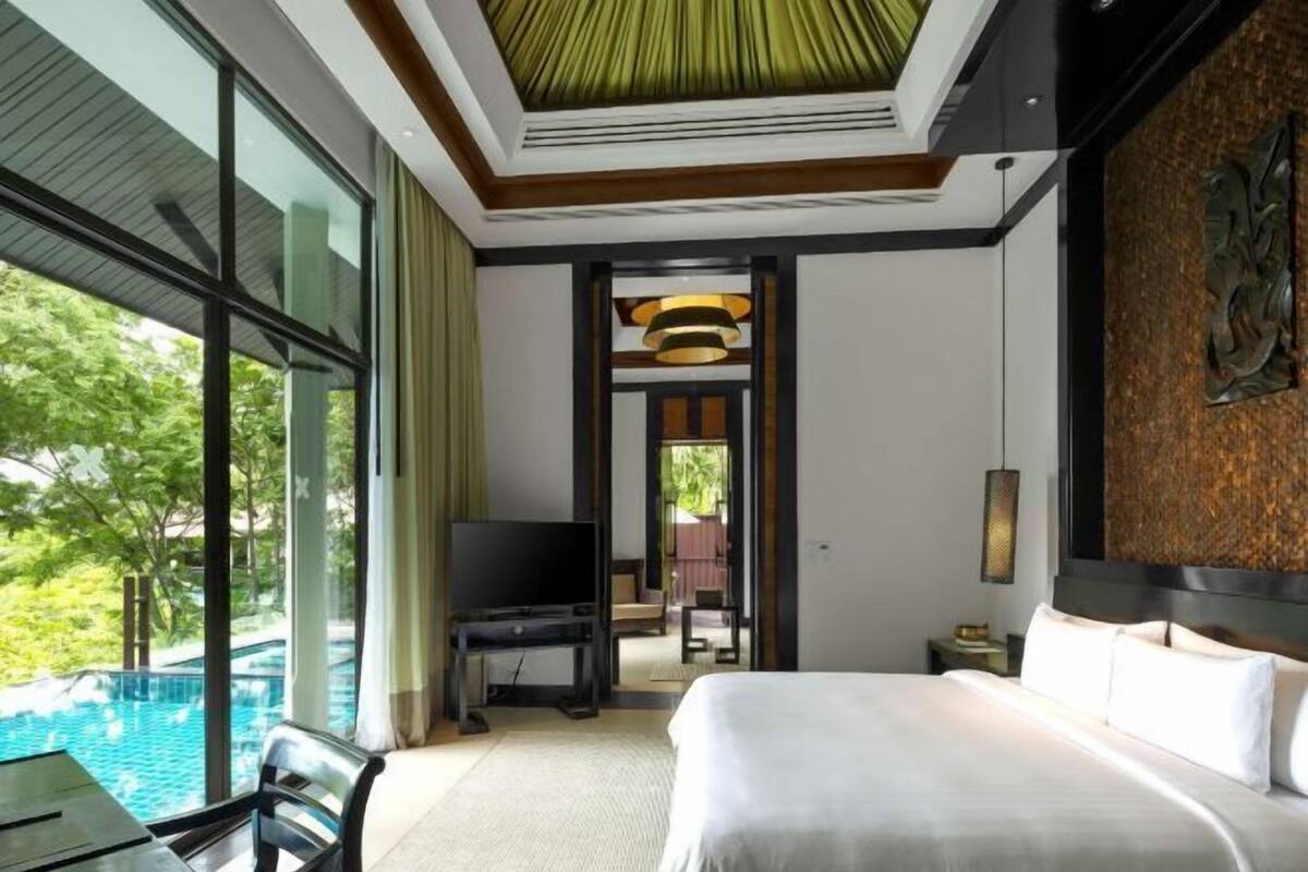 Premium bedding, free minibar items, in-room safe, desk