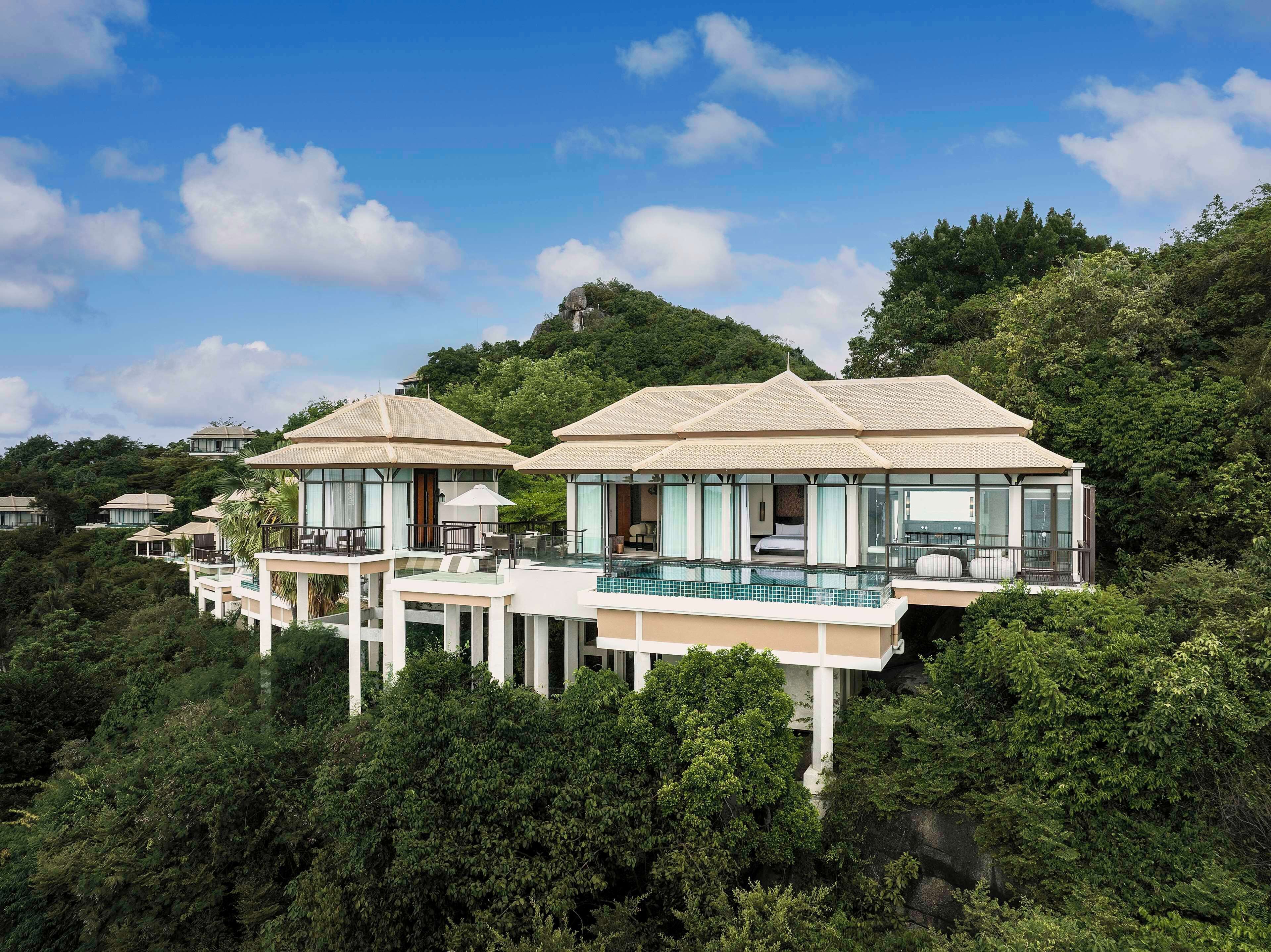 Un resort con varias villas, cada una con balcón y piscina.