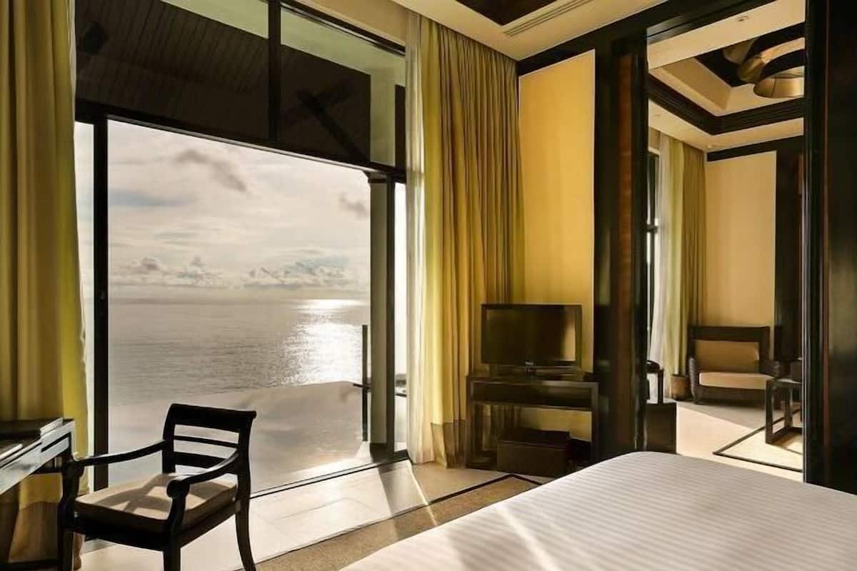 1 bedroom, premium bedding, free minibar items, in-room safe
