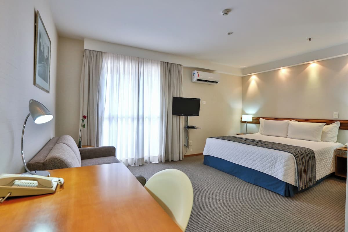 Suite – standard, 1 kingsize-seng | Minibar, safe på rommet, skrivebord og blendingsgardiner