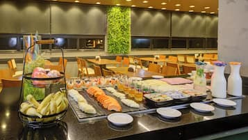 Petit déjeuner buffet servi tous les jours en supplément