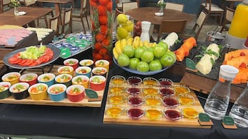 Svédasztalos reggeli mindennap (fejenként BRL 55 áron)