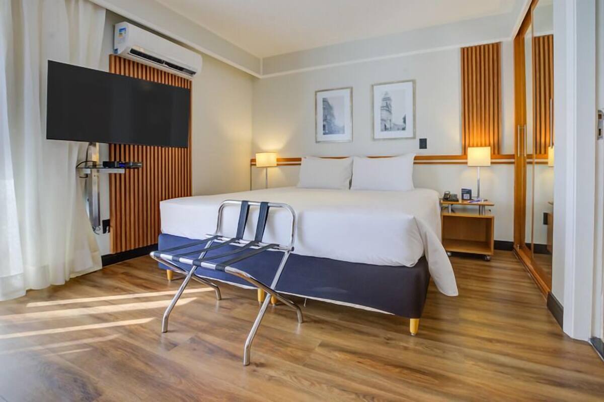 Deluxe Suite | Minibar, in-room safe, desk, blackout drapes