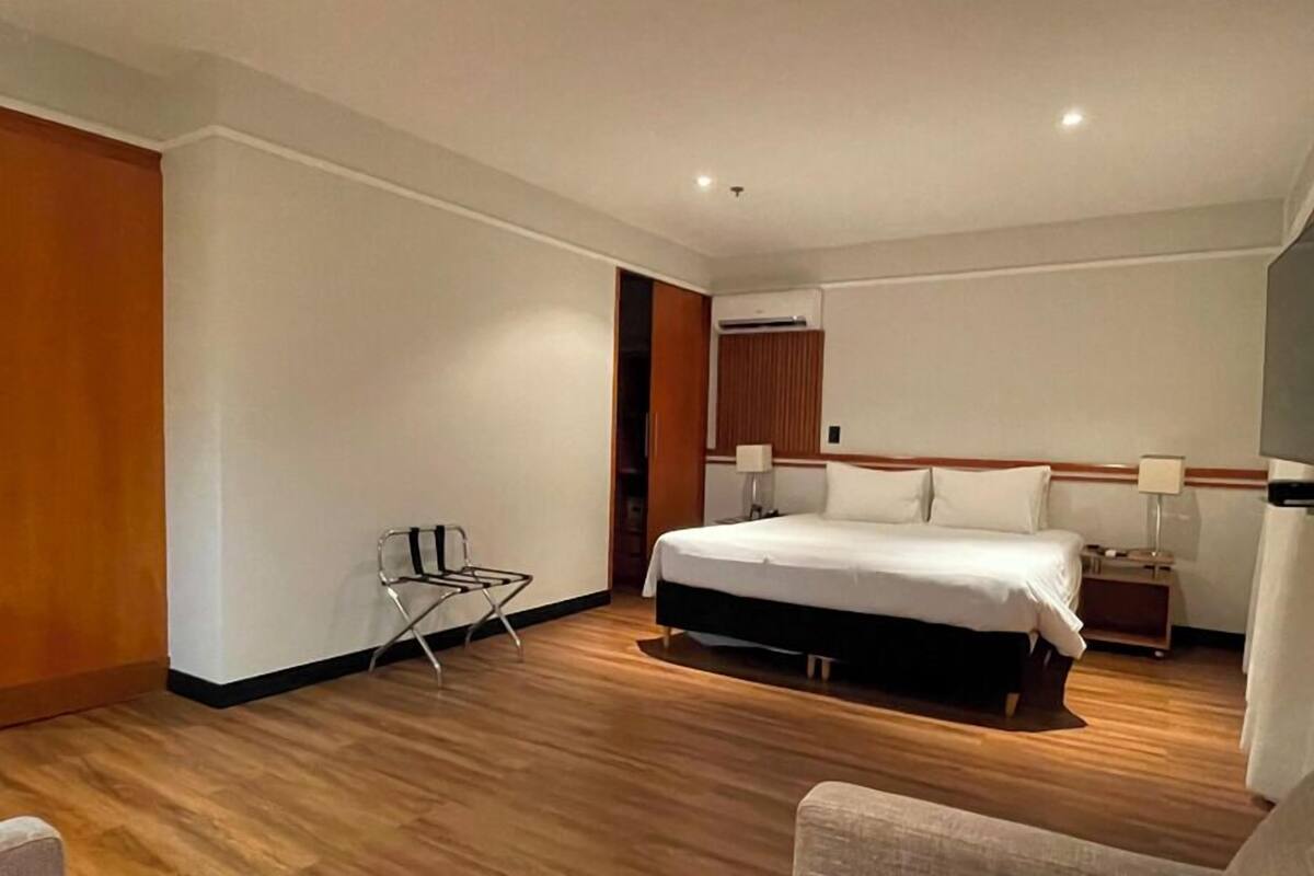 Deluxe Suite | Minibar, in-room safe, desk, blackout drapes