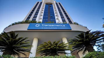 Un edificio de Transamerica Executive con un diseño moderno, que presenta una fachada curva y un letrero destacado.
