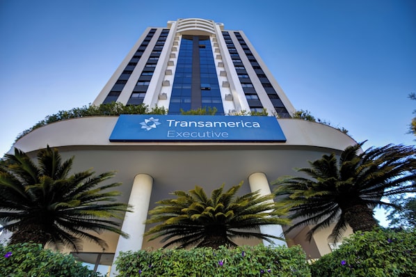 Un edificio de Transamerica Executive con un diseño moderno, que presenta una fachada curva y un letrero destacado.