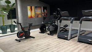 Een moderne sportschool met hometrainers, elliptische trainers en loopbanden.