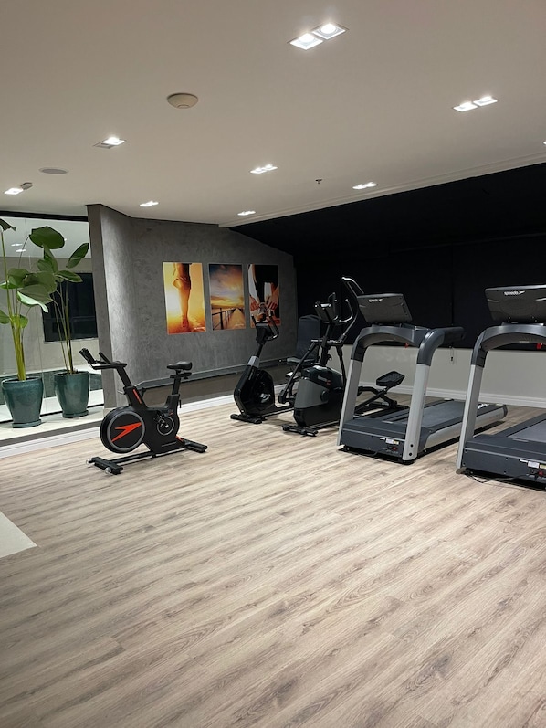 A modern gym with stationary bikes, elliptical machines, and treadmills. - Transamerica Executive Sorocaba (Sorocaba)