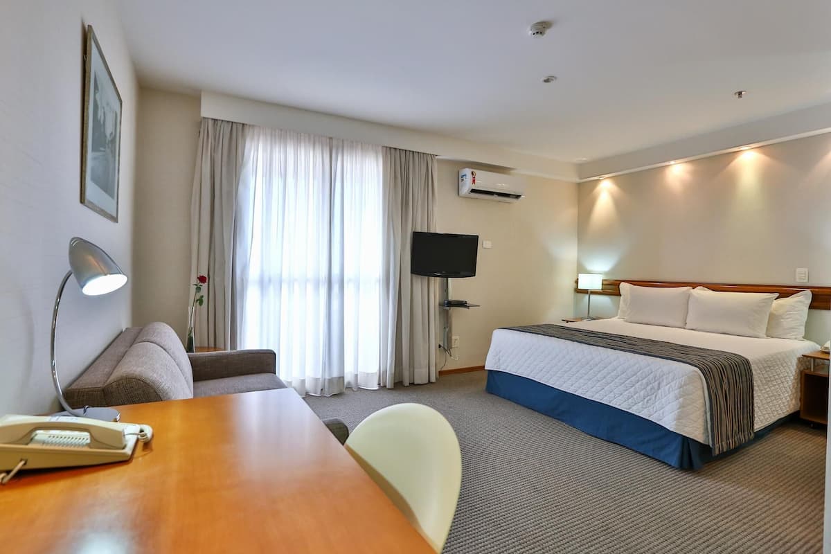 1 chambre, minibar, coffres-forts dans les chambres, bureau